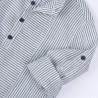 Camicia con manica lunga in cotone tinto filo con simpatica fantasia a righe e bottoni applicati sulle maniche per accorciarle B